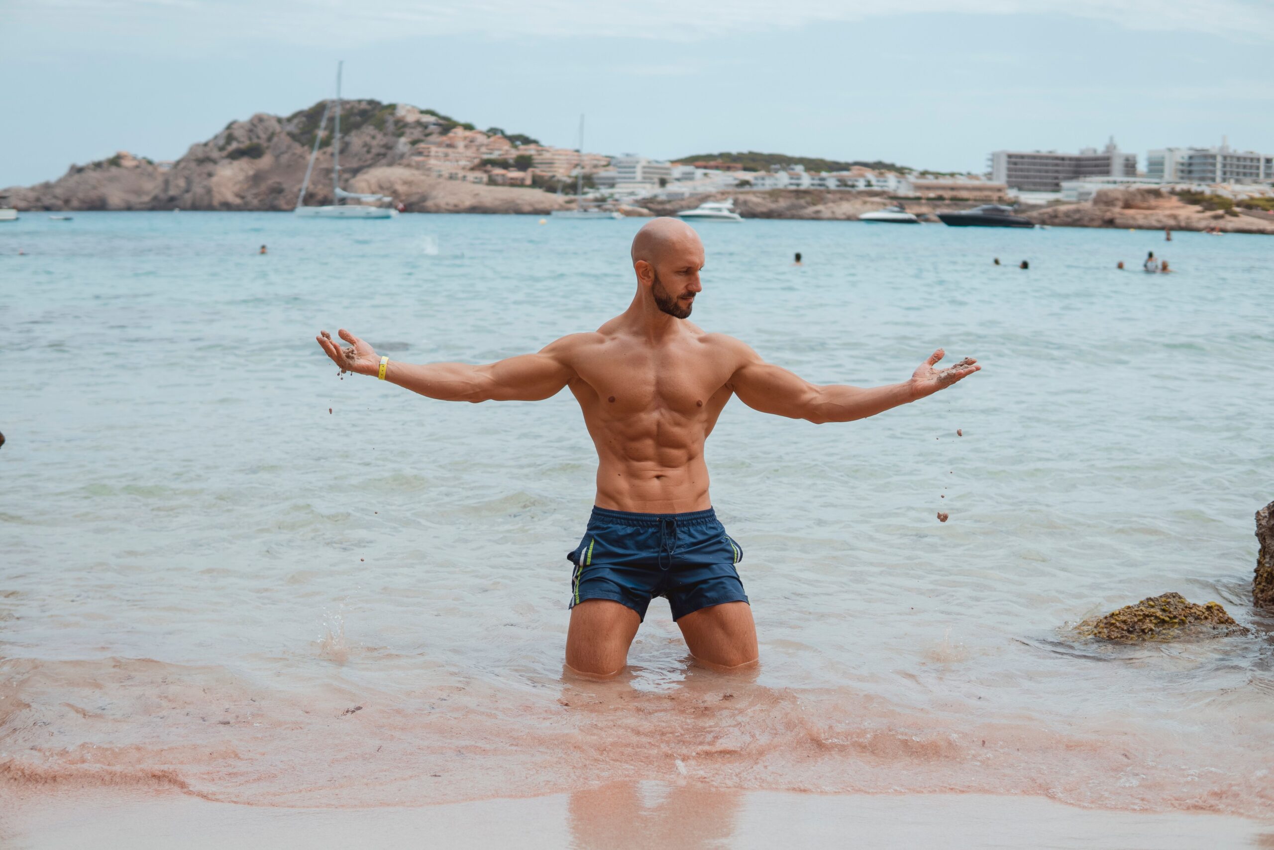 Il a gagné : bras ouverts face à la mer